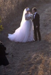 ANNE HATHAWAY and Adam Shulman Get Married
