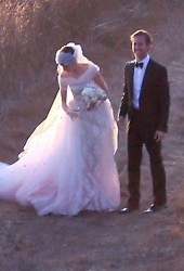 ANNE HATHAWAY and Adam Shulman Get Married