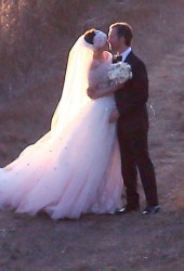 ANNE HATHAWAY and Adam Shulman Get Married