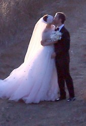 ANNE HATHAWAY and Adam Shulman Get Married