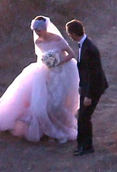 ANNE HATHAWAY and Adam Shulman Get Married