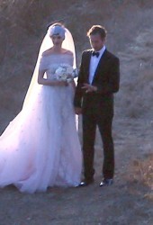 ANNE HATHAWAY and Adam Shulman Get Married