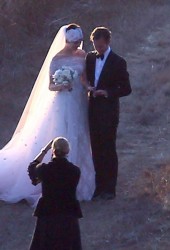 ANNE HATHAWAY and Adam Shulman Get Married