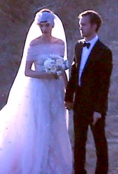 ANNE HATHAWAY and Adam Shulman Get Married