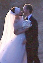ANNE HATHAWAY and Adam Shulman Get Married