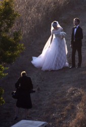 ANNE HATHAWAY and Adam Shulman Get Married