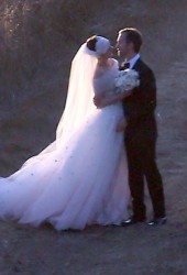 ANNE HATHAWAY and Adam Shulman Get Married