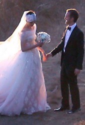 ANNE HATHAWAY and Adam Shulman Get Married