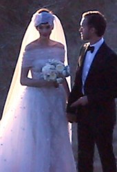 ANNE HATHAWAY and Adam Shulman Get Married