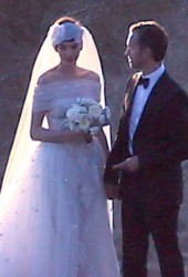 ANNE HATHAWAY and Adam Shulman Get Married