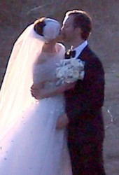 ANNE HATHAWAY and Adam Shulman Get Married