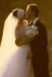 ANNE HATHAWAY and Adam Shulman Get Married