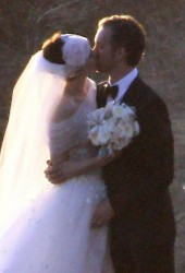 ANNE HATHAWAY and Adam Shulman Get Married