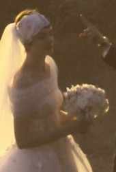 ANNE HATHAWAY and Adam Shulman Get Married