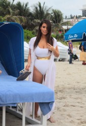 KIM KARDASHIAN