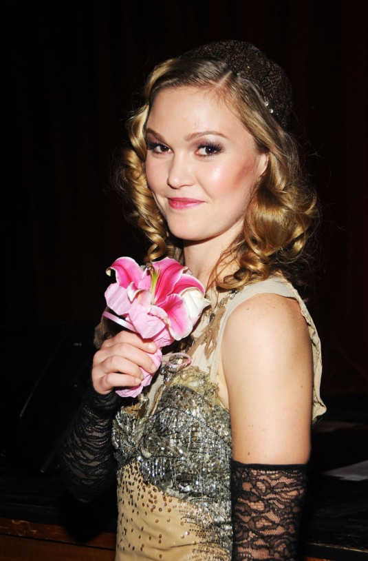 JULIA STILES