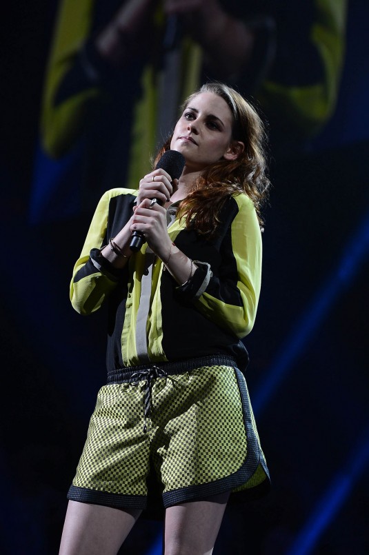 KRISTEN STEWART at 12-12-12 Hurricane Sandy Relief Concert