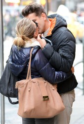 SCARLETT JOHANSSON Kisses Romain Dauriac