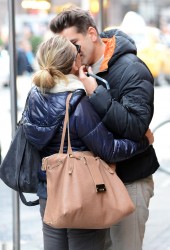 SCARLETT JOHANSSON Kisses Romain Dauriac
