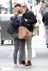 SCARLETT JOHANSSON Kisses Romain Dauriac