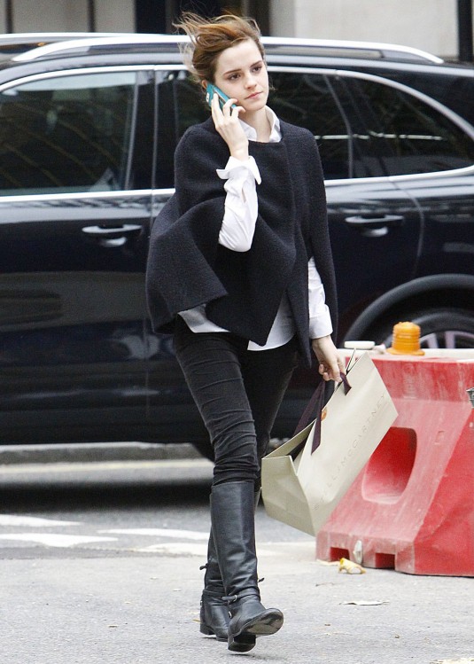 EMMA WATSON Shoppnig in London