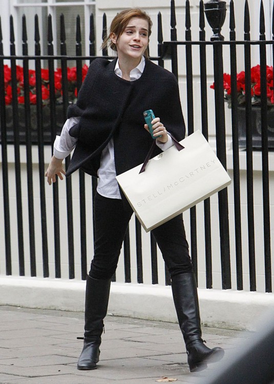 EMMA WATSON Shoppnig in London