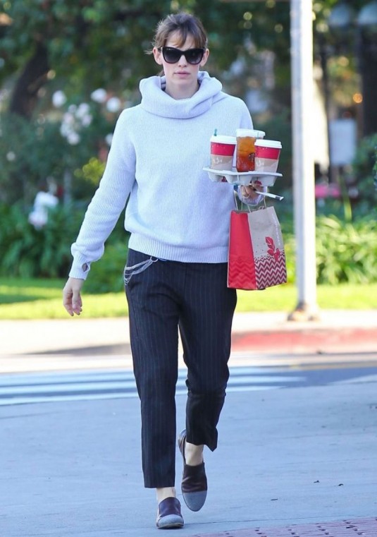 JENNIFER GARNER Leaves Starbucks