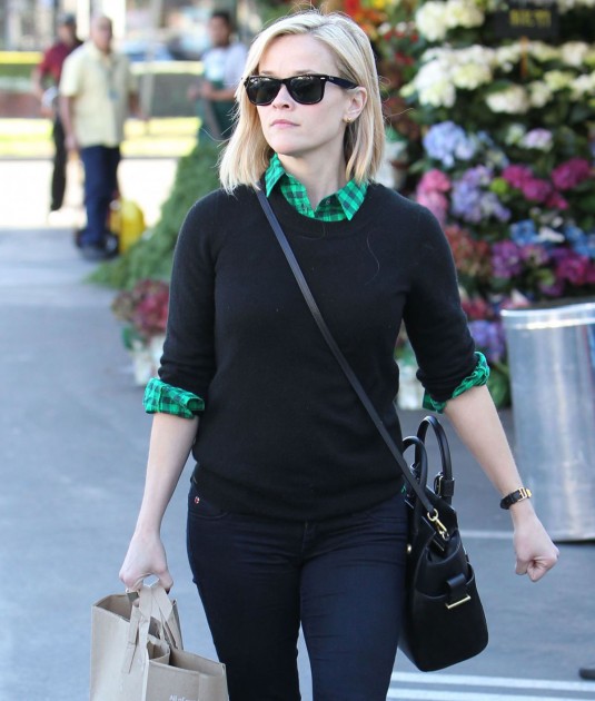 REESE WITHERSPOON Shopping at Whole Foods Market