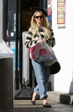 ASHLEE SIMPSON Leaves a CVS Pharmacy in Sherman Oaks