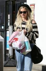 ASHLEE SIMPSON Leaves a CVS Pharmacy in Sherman Oaks