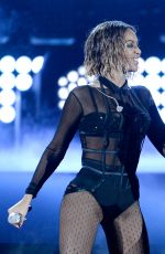 BEYONCE Performs at 2014 Grammy Awards in Los Angeles