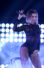 BEYONCE Performs at 2014 Grammy Awards in Los Angeles