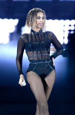 BEYONCE Performs at 2014 Grammy Awards in Los Angeles