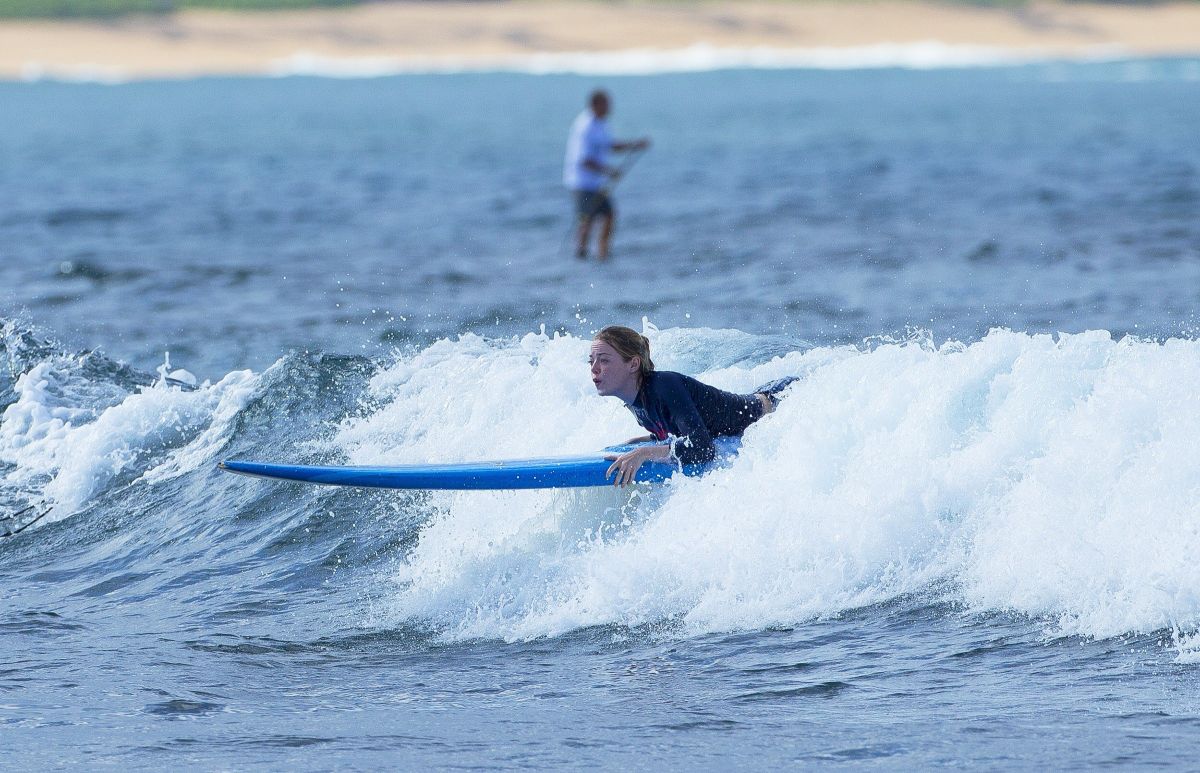 EMMA STONE Surfing in Hawaii - HawtCelebs