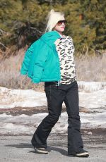 GWEN STEFANI Out and Abouth in Mammoth Lake