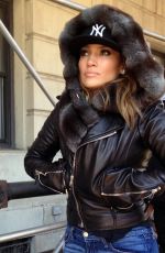 JENNIFER LOPEZ Walks in Central Park in New York