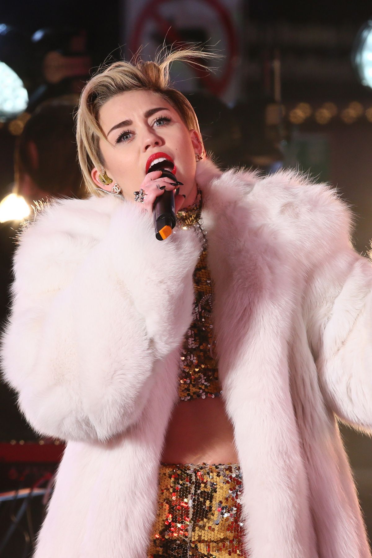 Miley Cyrus Performs At Dick Clark’s New Year’s Rockin’ Eve With Ryan