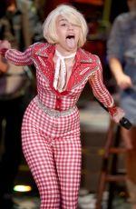 MILEY CYRUS Perofrms at MTV Unplugged in Hollywood