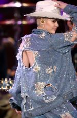 MILEY CYRUS Perofrms at MTV Unplugged in Hollywood