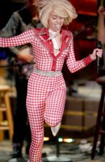MILEY CYRUS Perofrms at MTV Unplugged in Hollywood