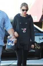 TAYLOR SWIFT Arrives at a Dance Studio in Los Angeles