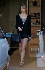 TAYLOR SWIFT Arrives at Dance Rehersal at a Studio in Los Angeles