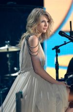 TAYLOR SWIFT Performs at 2014 Grammy Awards in Los Angeles
