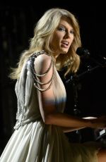 TAYLOR SWIFT Performs at 2014 Grammy Awards in Los Angeles