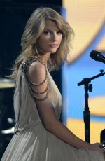 TAYLOR SWIFT Performs at 2014 Grammy Awards in Los Angeles