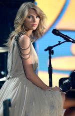 TAYLOR SWIFT Performs at 2014 Grammy Awards in Los Angeles