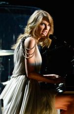 TAYLOR SWIFT Performs at 2014 Grammy Awards in Los Angeles
