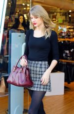 TAYLOR SWIFT Shopping at American Apparel in Hollywood