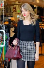 TAYLOR SWIFT Shopping at American Apparel in Hollywood