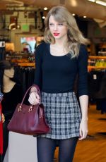 TAYLOR SWIFT Shopping at American Apparel in Hollywood